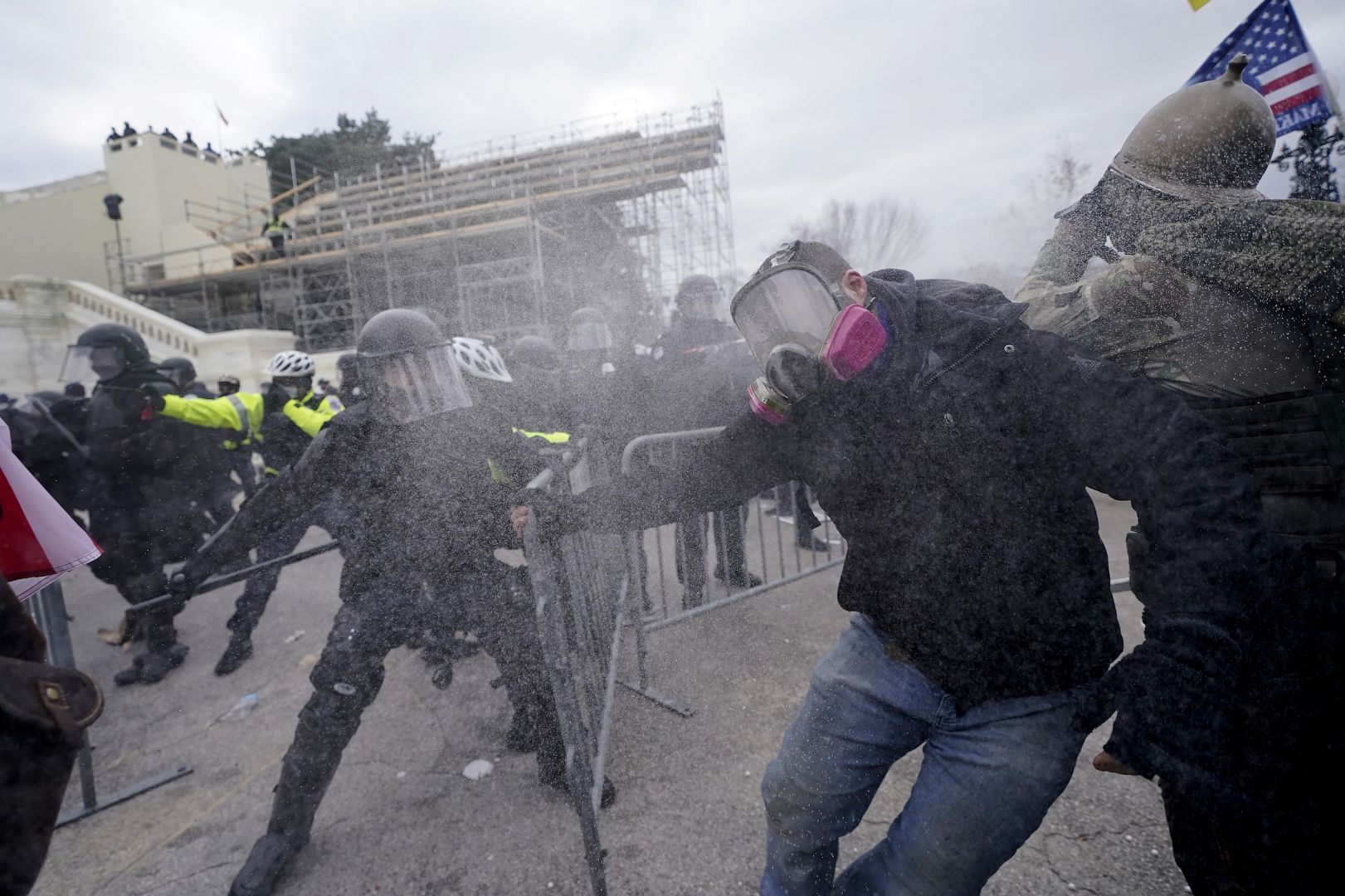 Los partidarios de Trump intentan atravesar una barrera policial en el Capitolio en Washington, Estados Unidos.  6 de enero de 2021