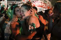 Mujeres celebran la aprobación del aborto legal en Argentina