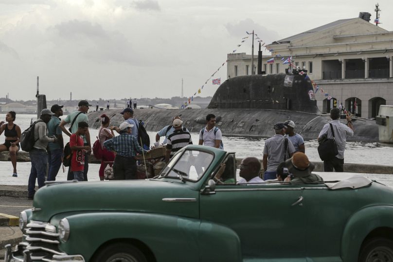 Ciudadanos de La Habana observan el submarino de propulsión nuclear Kazán. 
