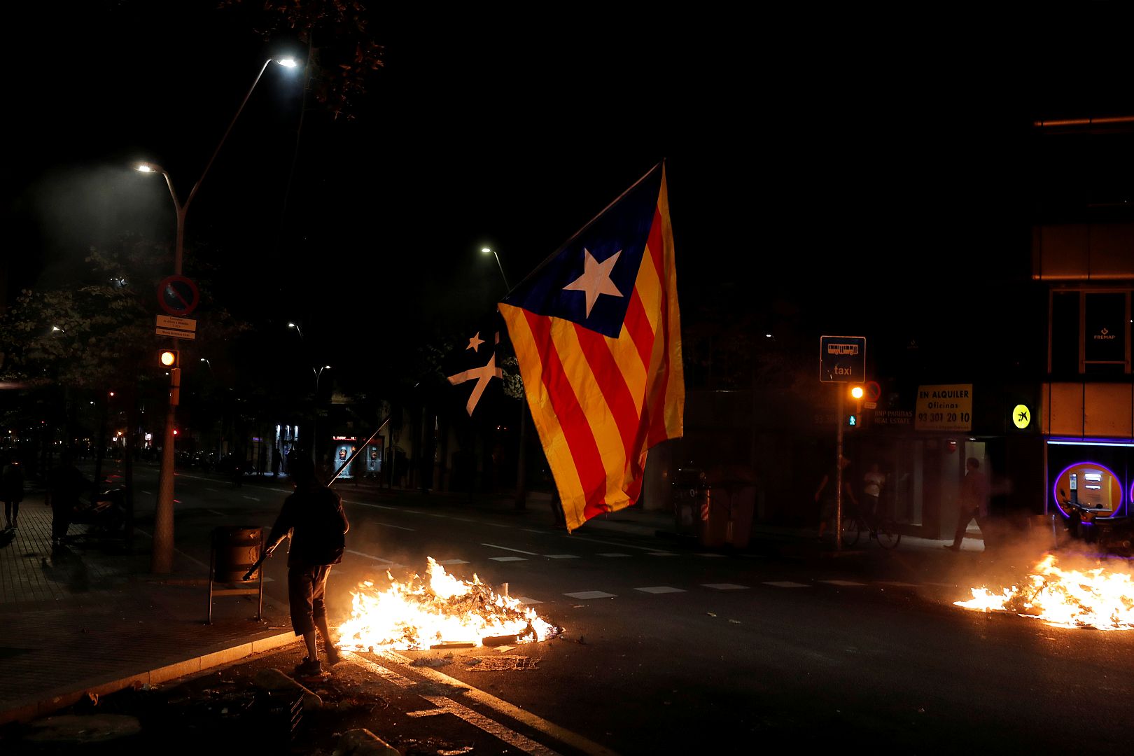 Un manifestante separatista con una Estelada en Barcelona, España, el 15 de octubre de 2019.