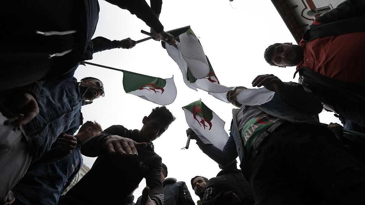 طلاب خلال مظاهرة في الجزائر