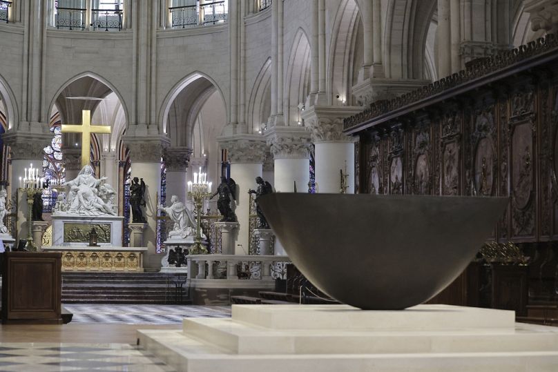 Vue du chœur de la cathédrale Notre-Dame, vendredi 29 novembre 2024 à Paris.