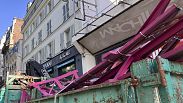 Se desploman las aspas del Moulin Rouge en París. 