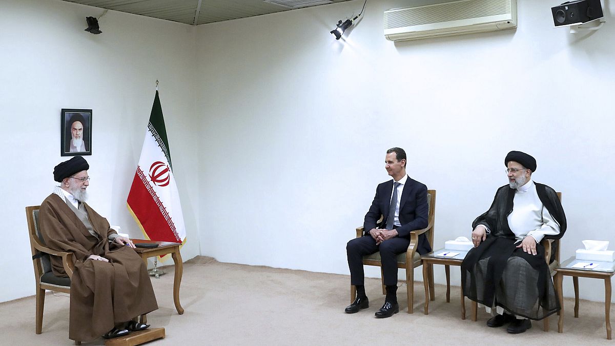 المرشد الأعلى للجمهورية الإسلامية في إيران يلتقي الرئيس السوري بشار الأسد ونظيره الإيراني إبراهيم رئيسي في طهران. أيار 2022