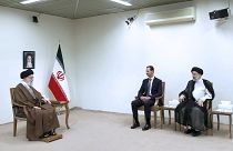 المرشد الأعلى للجمهورية الإسلامية في إيران يلتقي الرئيس السوري بشار الأسد ونظيره الإيراني إبراهيم رئيسي في طهران. أيار 2022