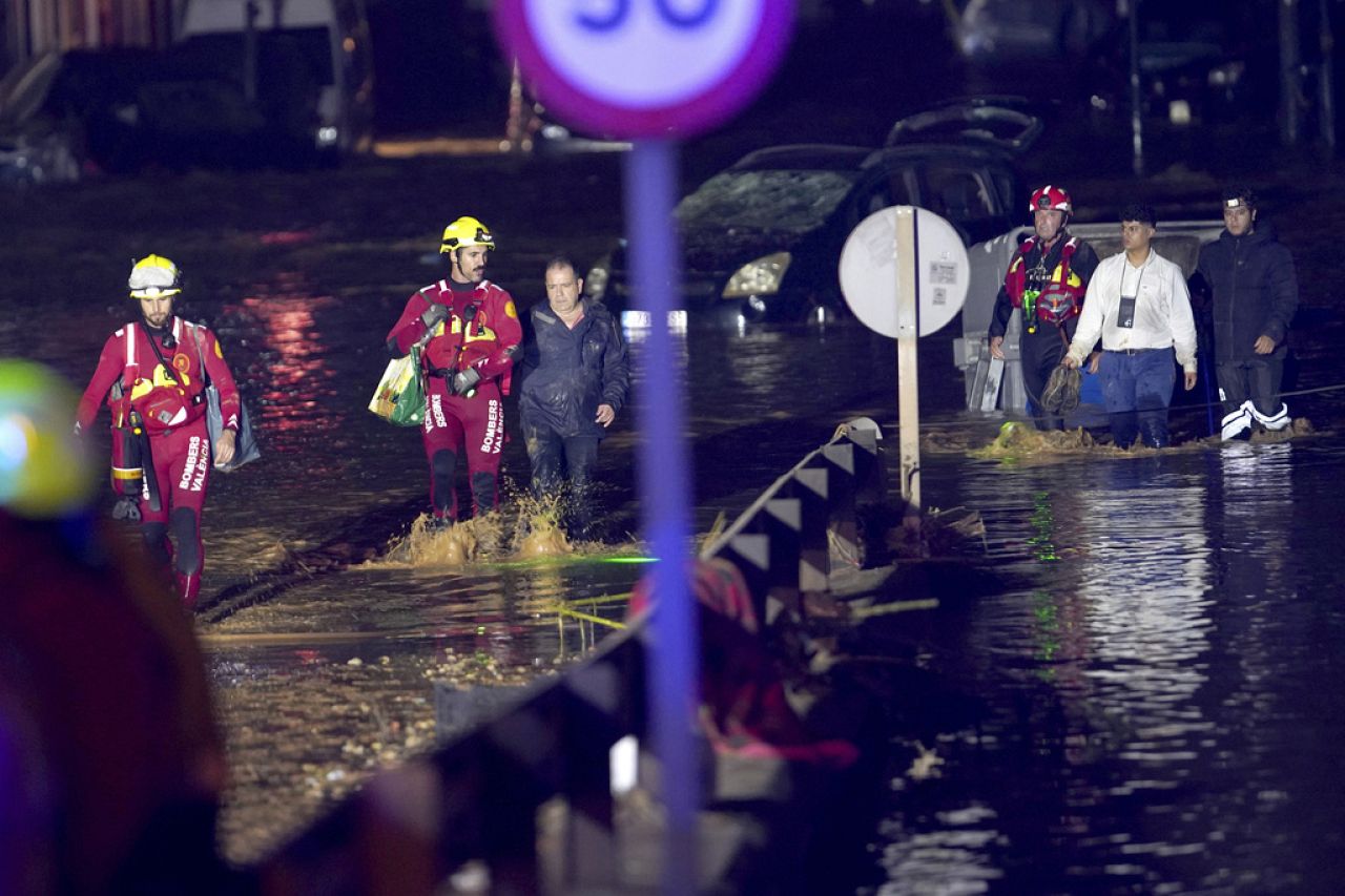 Les équipes des services d'urgence secourent des habitants coincés dans leurs maisons à la suite d'inondations à Valence.