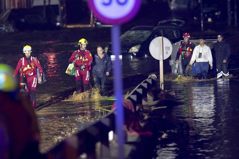 Un equipo de emergencias rescata a residentes que quedaron atrapados en sus casas tras las inundaciones en Valencia