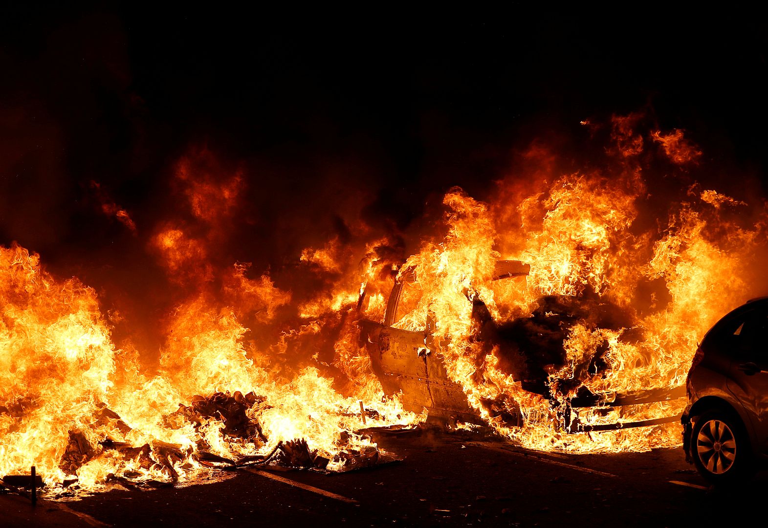 Un coche se quema en Barcelona, España, el 16 de octubre de 2019.
