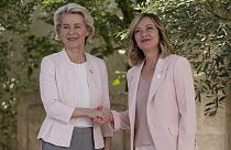 A presidente da Comissão Europeia, Ursula von der Leyen, à esquerda, é recebida pelo primeiro-ministro italiano Meloni durante uma cimeira de líderes mundiais do G7 em Borgo Egnazia, Itália, a 13 de junho