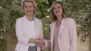 Die Präsidentin der Europäischen Kommission Ursula von der Leyen, links, wird vom italienischen Ministerpräsidenten Meloni während eines G7-Gipfels in Borgo Egnazia, Italien, am 13. Juni begrüßt.
