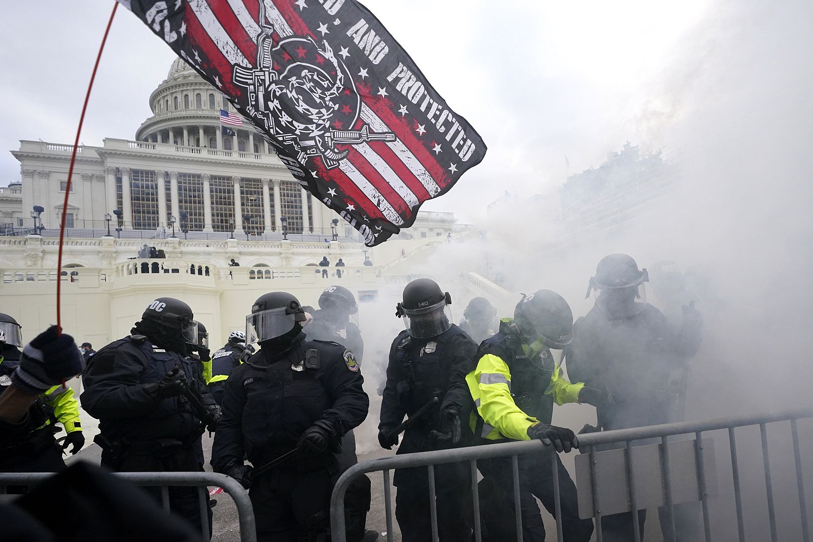 La policía detiene a los partidarios de Trump que intentaron atravesar una barrera policial en el Capitolio en Washington, EE. UU.  6 de enero de 2021