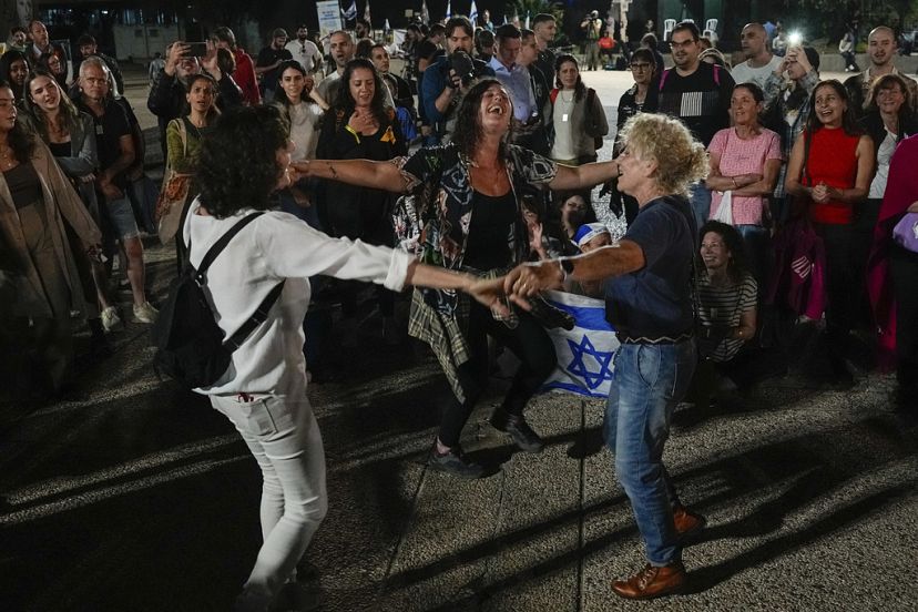 이스라엘 텔아비브 가자지구에서 하마스가 억류하고 있던 이스라엘 인질 13명이 석방됐다는 소식을 듣고 사람들이 반응하고 있다.<BR>