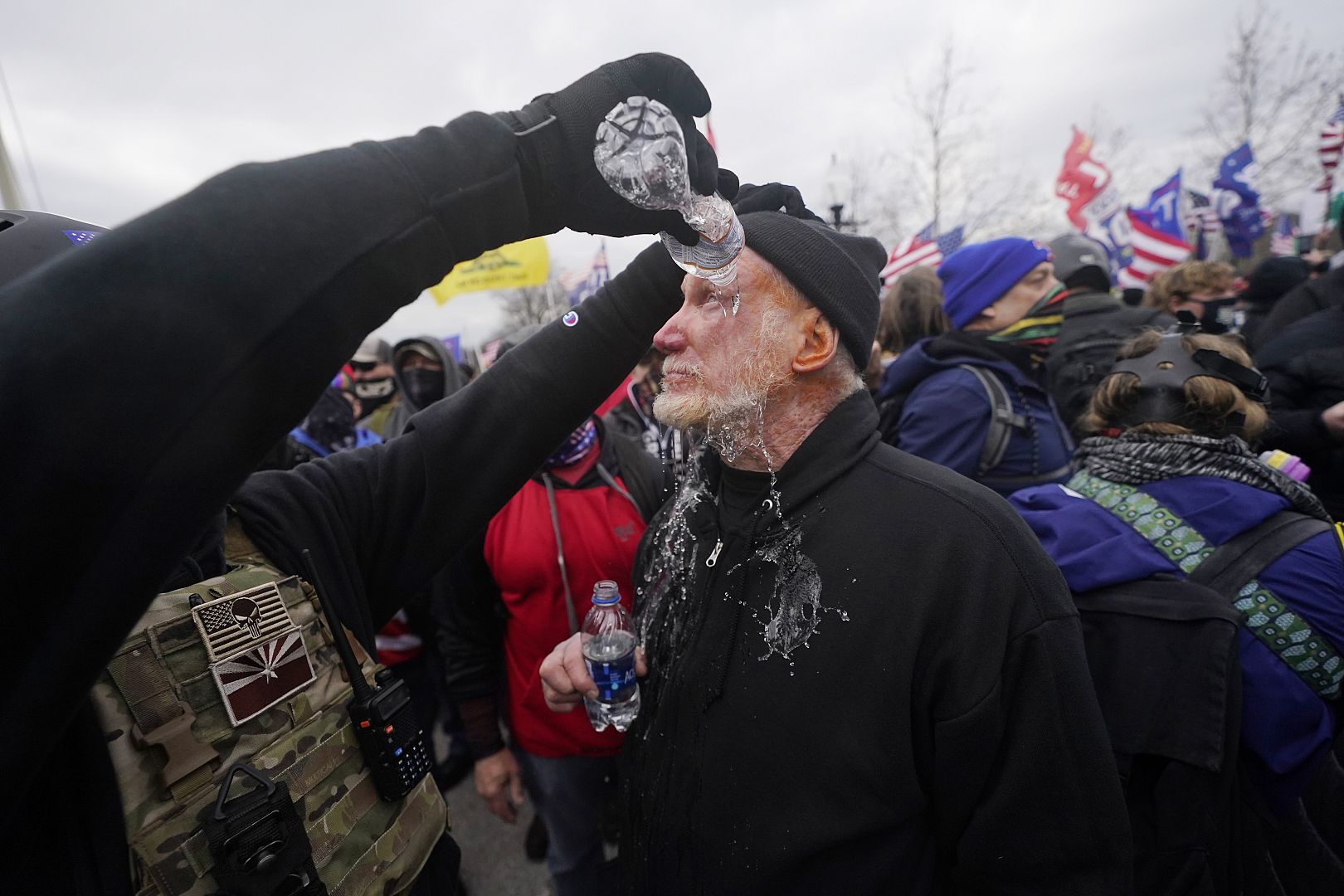 Un manifestante tiene los ojos enrojecidos después de enfrentarse a la policía en el Capitolio de Washington, EE. UU.  6 de enero de 2021