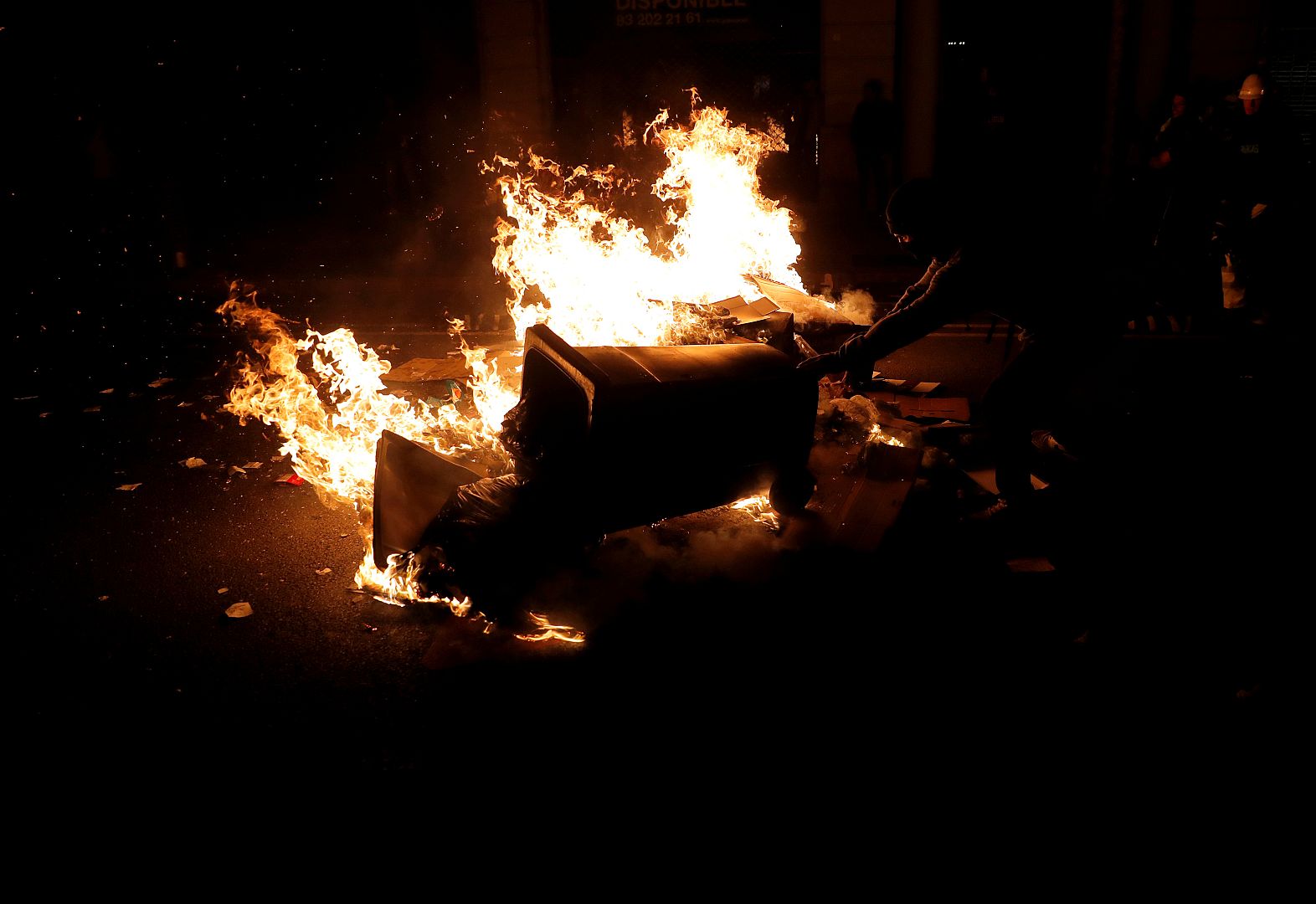 Un manifestante prende fuego a un objeto en Barcelona, España, el 15 de octubre de 2019.