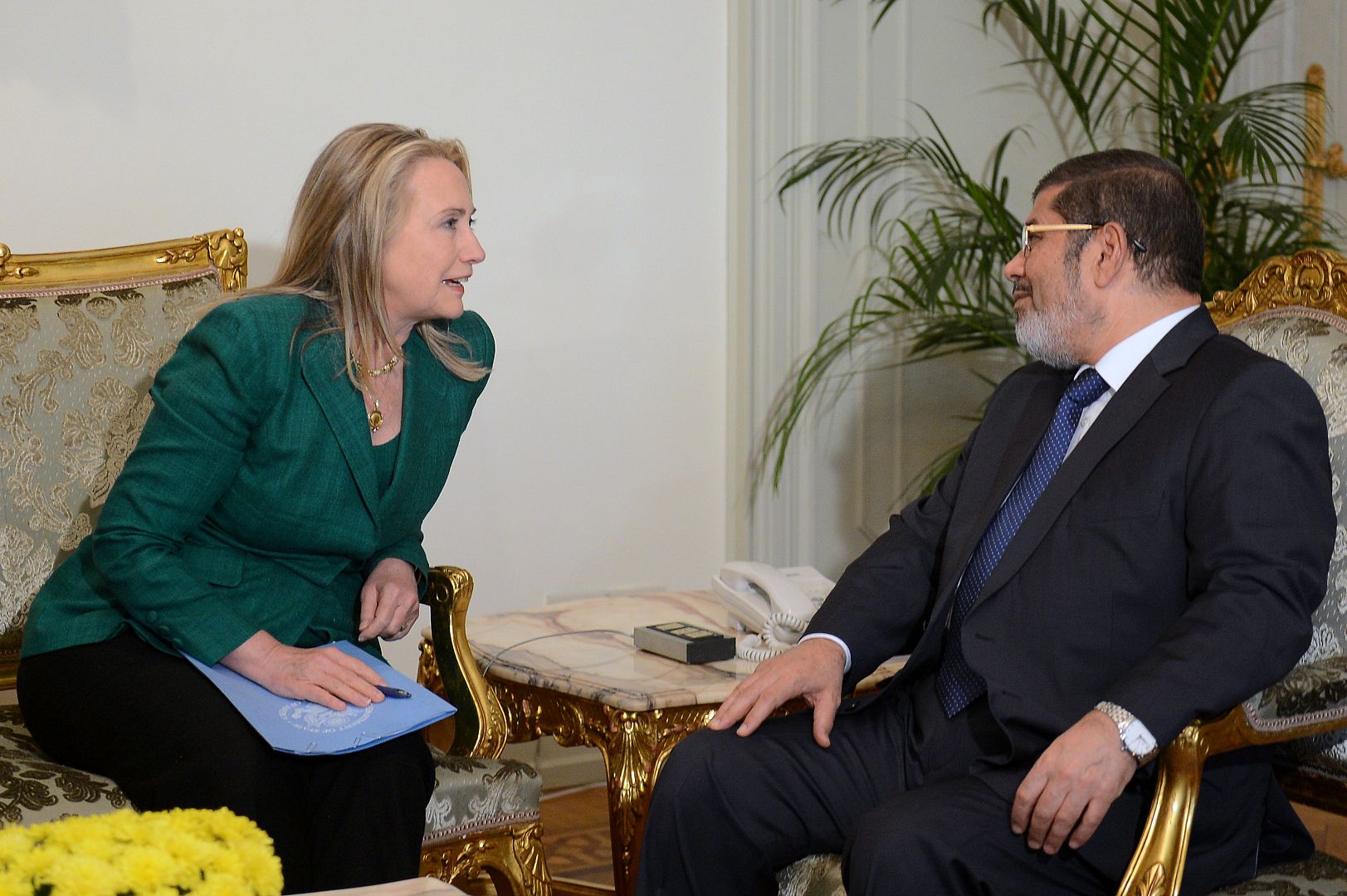 محمد مرسي مع وزيرة الخارجية الأمريكية هلاري كلينتون