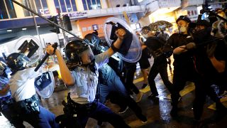 Polícia de Hong Kong dispara balas verdadeiras