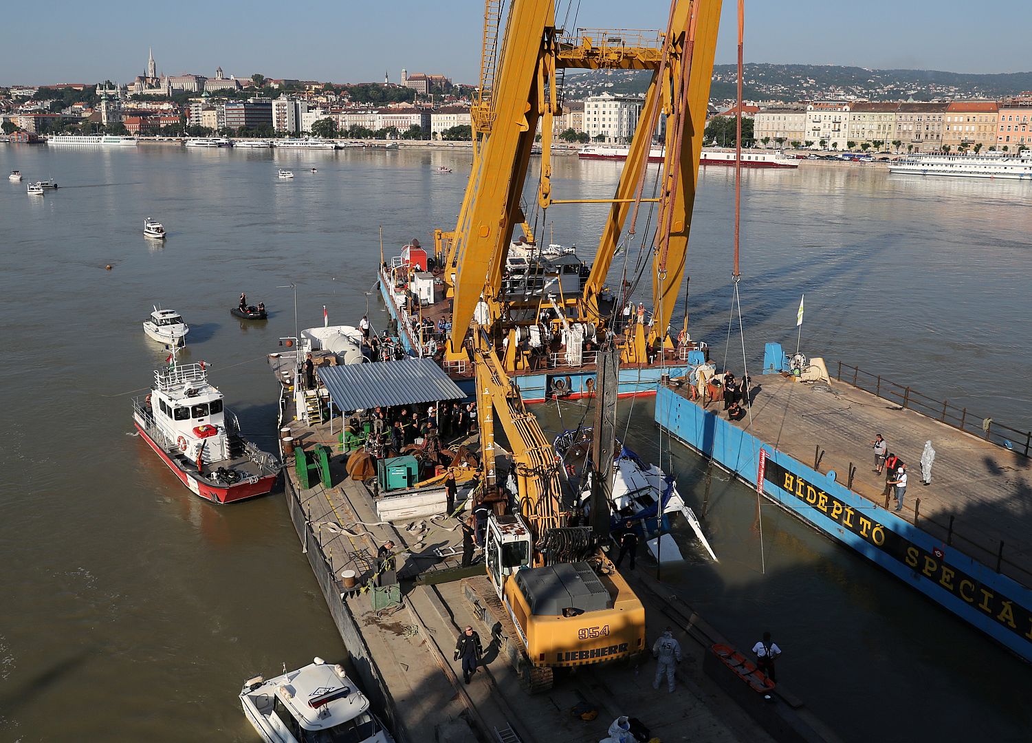 Tourist boat salvage in Budapest