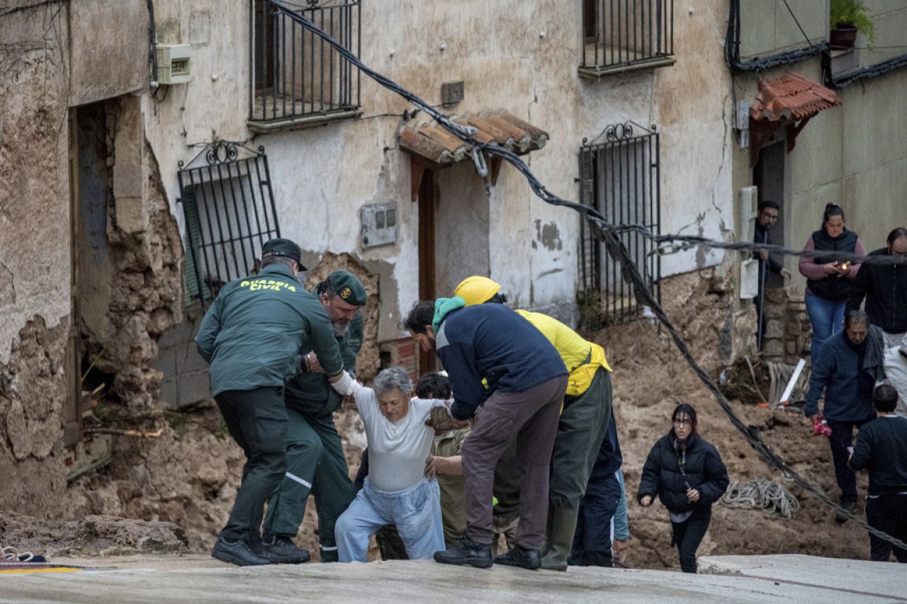 Des membres des services d'urgence et de la Guardia Civil secourent des personnes bloquées dans leurs maisons après des inondations à Letur, Albacete.