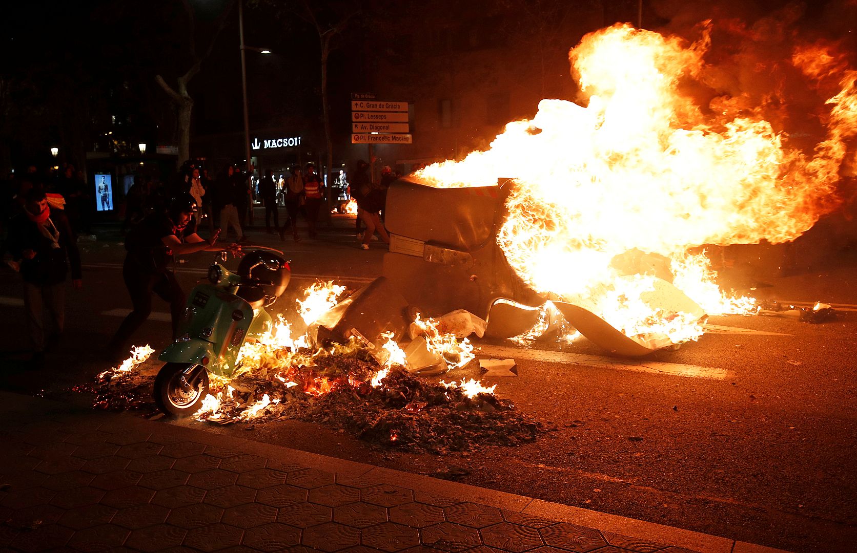 Un manifestante separatista prende fuego a una motocicleta durante una protesta en Barcelona, España, el 15 de octubre de 2019.