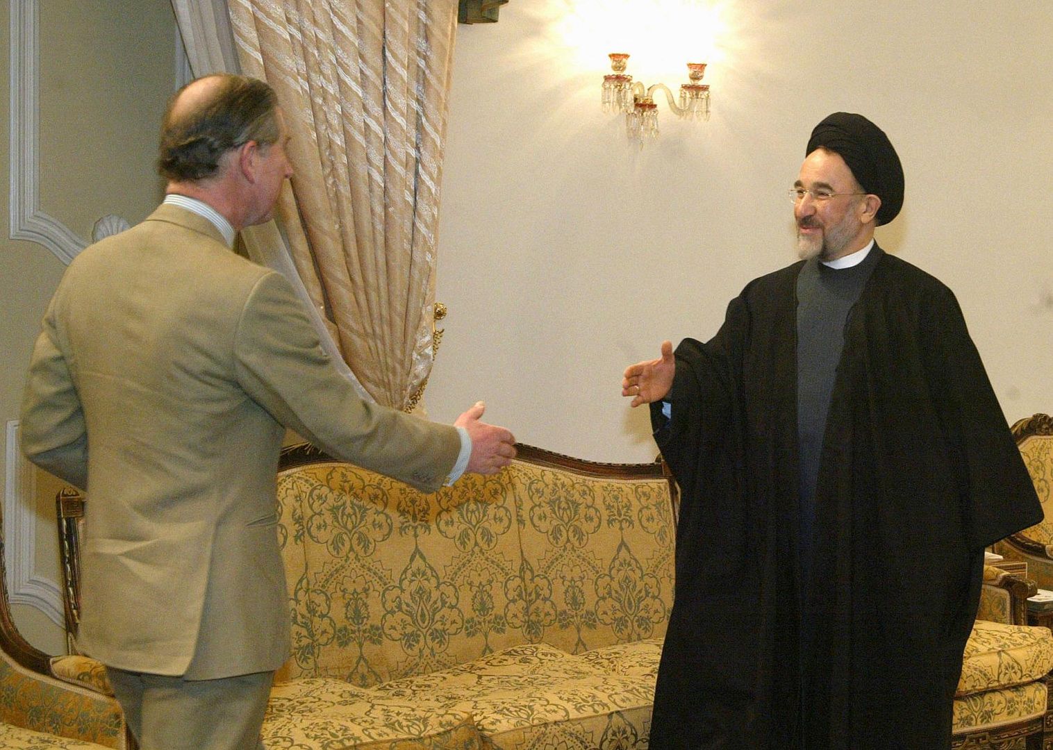 دیدار چارلز سوم پیش از رسیدن به سلطنت با محمد خاتمی، رئیس جمهوری وقت ایران. وی برای دیدار از منطقه زلزله‌زده بم به ایران سفر کرده بود. ۲۰ بهمن ۱۳۸۲ 