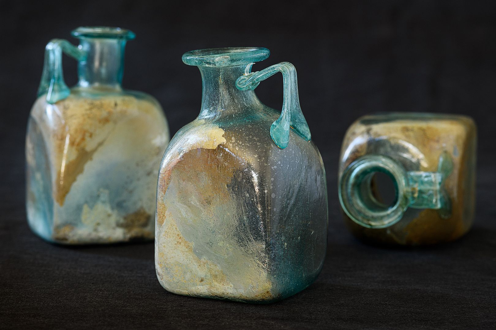 Bouteilles en verre trouvées sur les restes osseux brûlés du défunt dans un petit coffre monolith