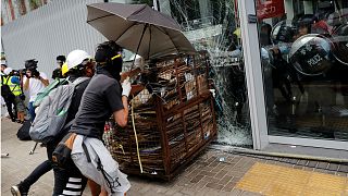 Scontri a Hong Kong: assedio al Parlamento