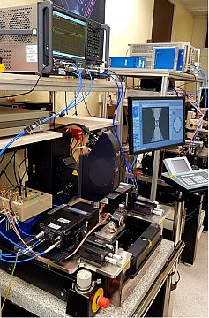 تصویری از آزمایش انجام شده برای ارزیابی کارآیی الکترونیک متادیوایس در فرکانس‌های تراهرتز. این آزمایش در آنستیتو فیزیک حالت جامد کاربردی فراهوفر انجام شده است