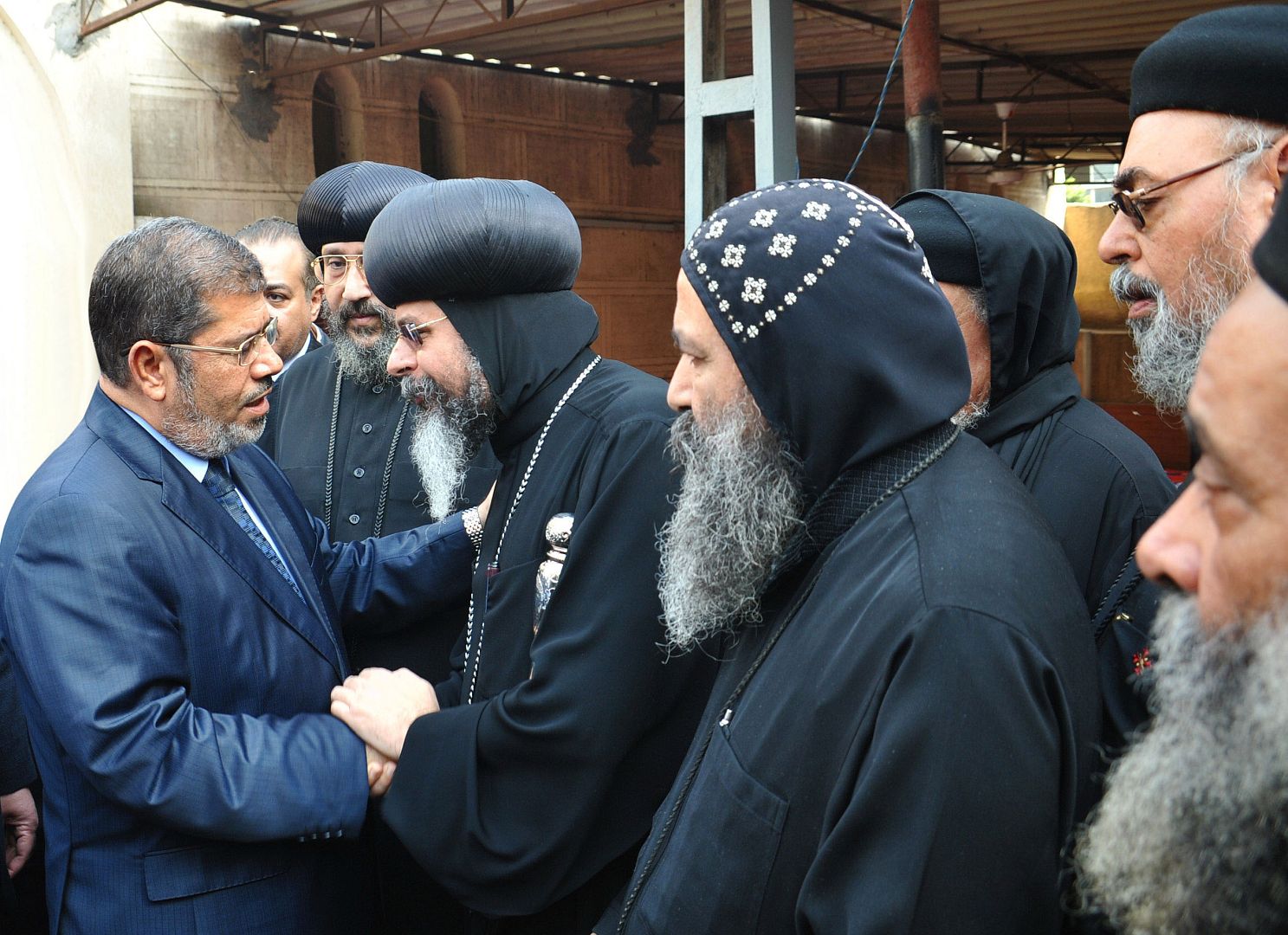 الرئيس المصري السابق محمد مرسي مع رجال الدين الأقباط في نوفمبر/تشرين الثاني 2012