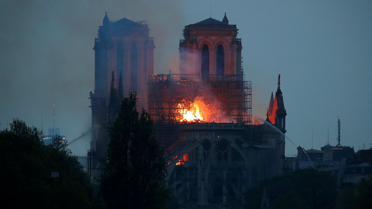 Sorrow Demon set a fire Hatalmas tűz a párizsi Notre-Dame-ban | Euronews