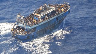 عشرات الأشخاص على متن قارب صيد مدمر انقلب لاحقاً وغرق قبالة جنوب اليونان، 14 يونيو 2023