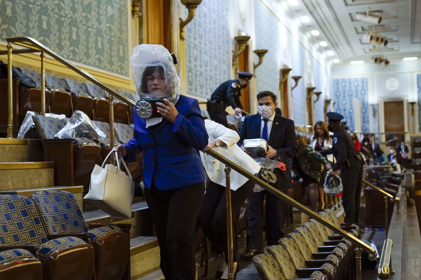 La gente se refugia en la galería de la Cámara mientras los manifestantes estaban a punto de irrumpir en la Cámara de la Cámara en el Capitolio de los Estados Unidos en Washington, EE. UU.  6 de enero de 2021