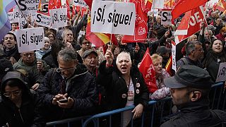 Tüntetés Pedro Sánchez kormányfő mellett a Spanyol Szocialista Munkáspárt madridi székházánál 2024. április 27-én
