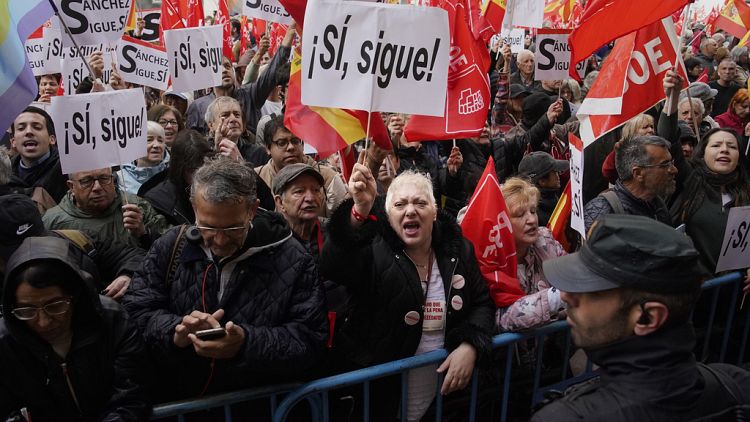 Manifestantes apoyan a Pedro Sánchez frente a la sede de Ferraz mientras se celebra en el interior un Comité Federal. 