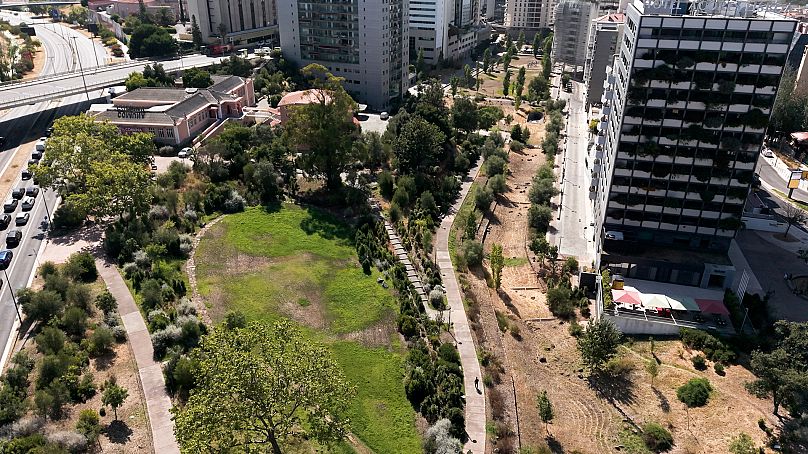 Αυτό το διαπερατό πάρκο αντικατέστησε ένα πάρκινγκ στις βόρειες περιοχές της Λισαβόνας