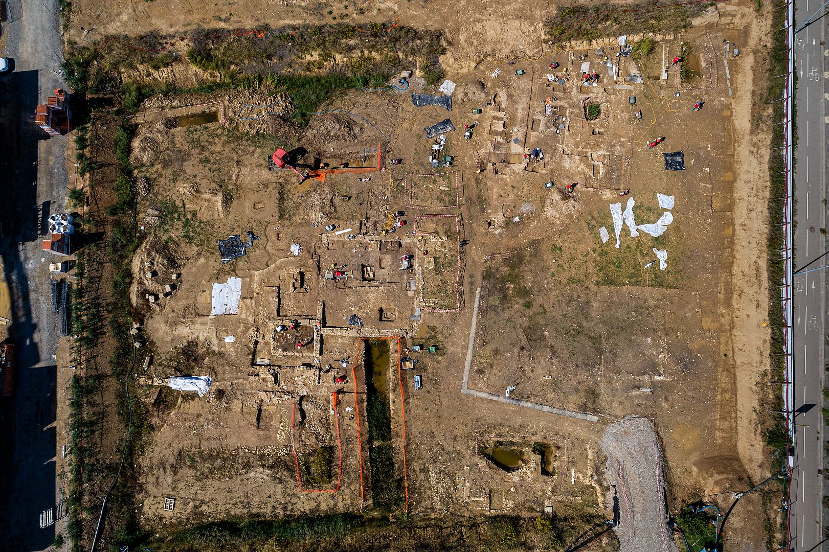 Vue aérienne de la fouille : à droite l’avenue de Gruissan qui reprend le tracé d’un axe antique