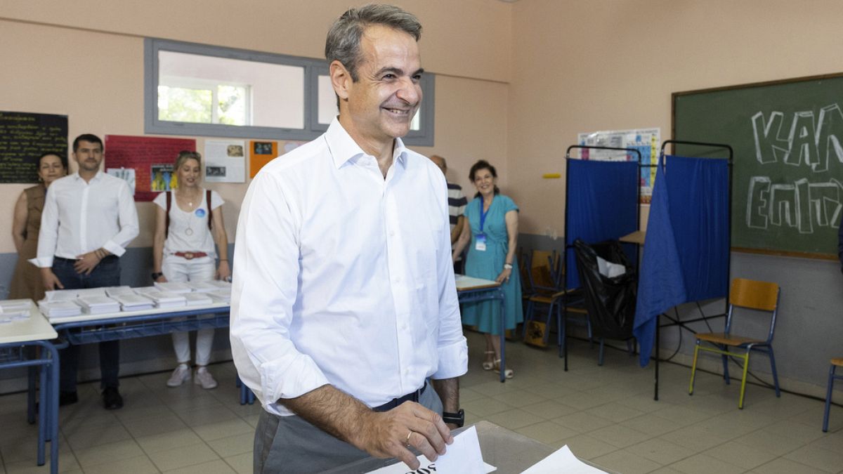 Der griechische Ministerpräsident Kyriakos Mitsotakis gibt während der Europawahlen in Athen am Sonntag, 9. Juni 2024, seine Stimme ab.