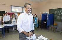 O primeiro-ministro grego Kyriakos Mitsotakis vota durante as eleições europeias em Atenas, no domingo, 9 de junho de 2024.