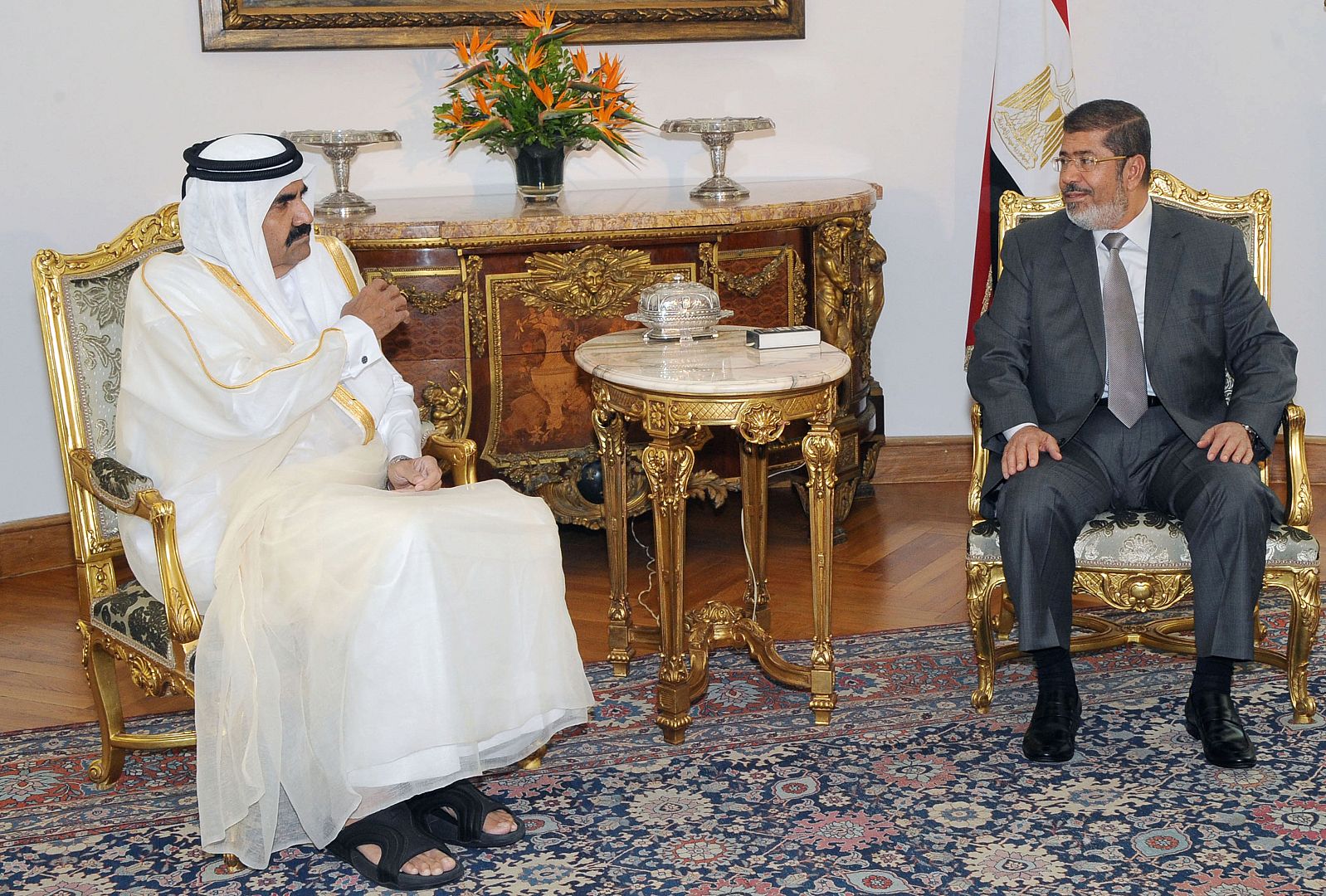 الرئيس المصري السابق محمد مرسي مع الشيخ حمد بن خليفة آل ثاني أمير قطرالسابق - أكتوبر/ تشرين الثاني 2012
