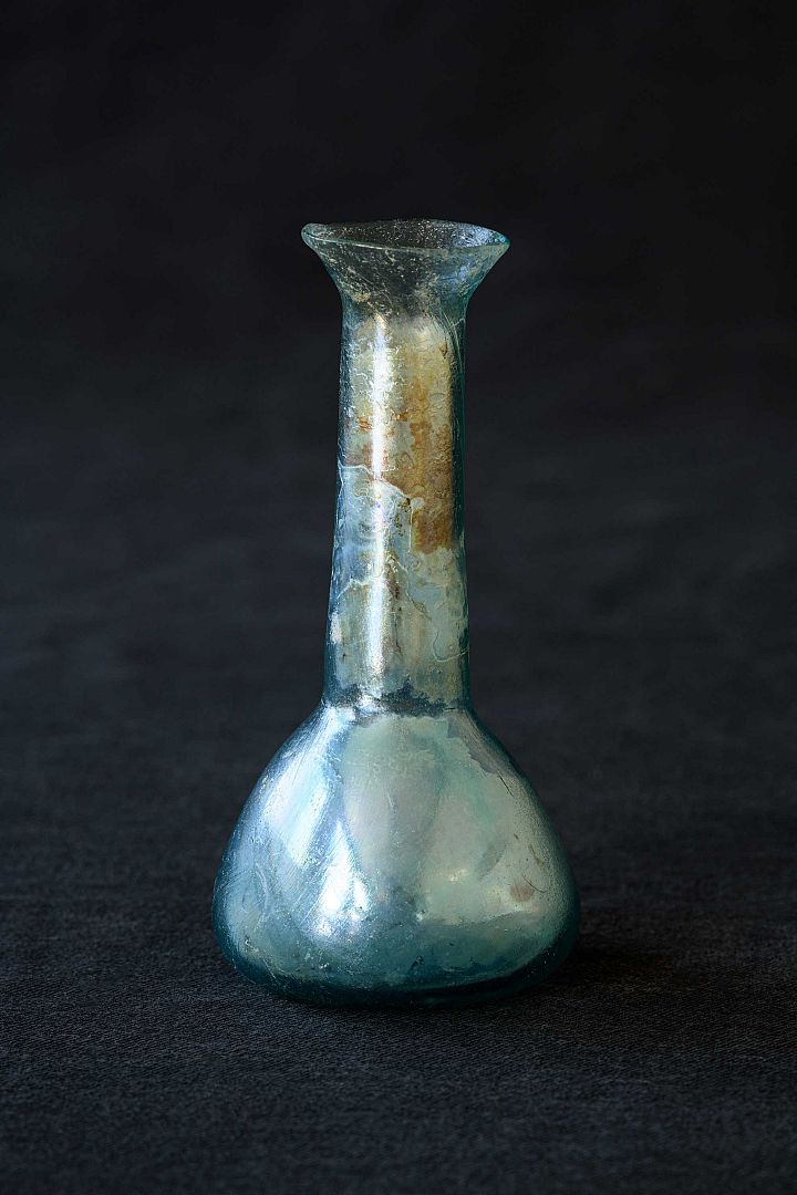 Balsamaire (vase à parfum) en verre provenant d'une tombe à crémation