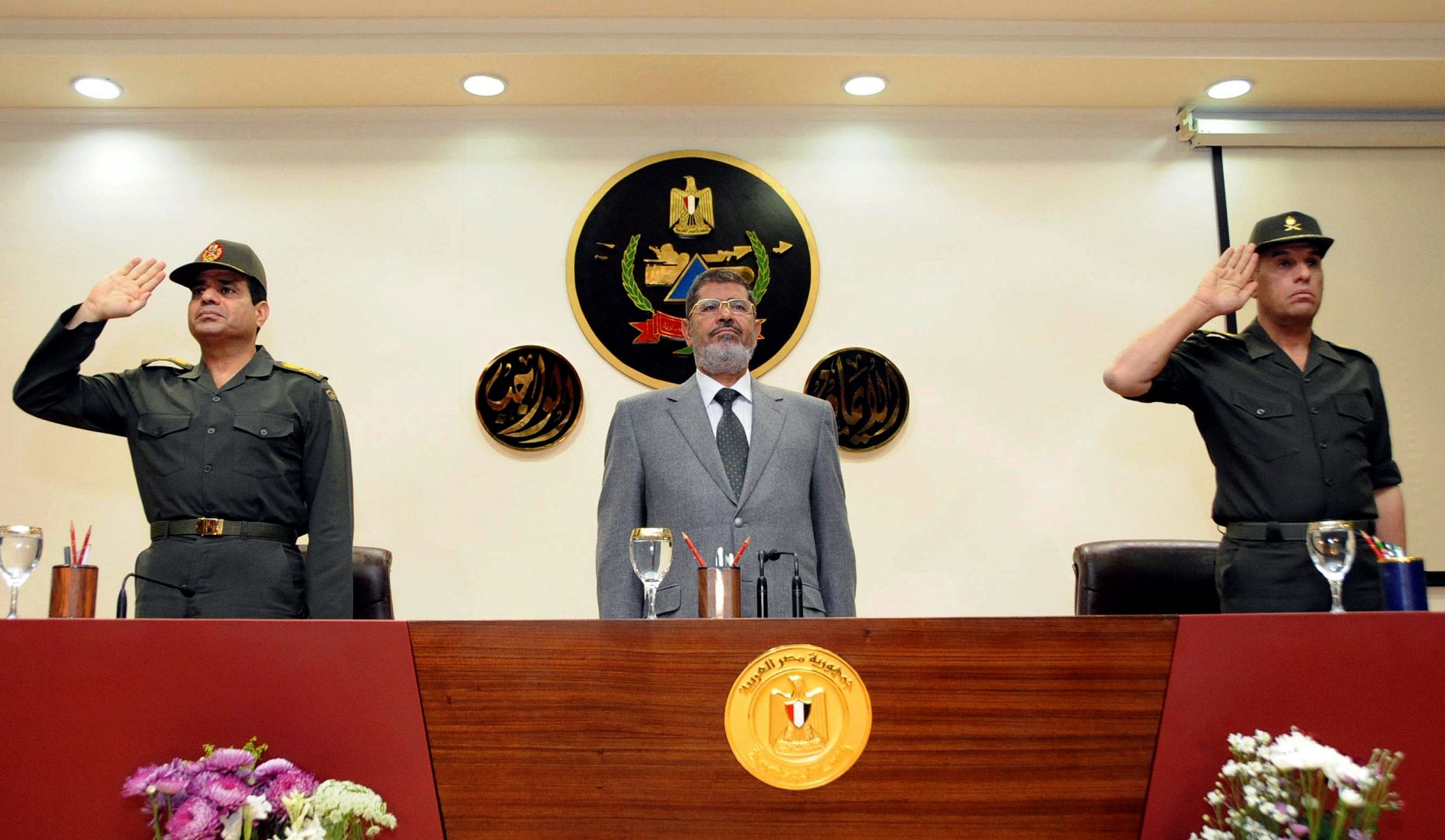 الرئيس المصري السابق محمد مرسي مع عبد الفتاح السيسي يناير/ كانون الثاني 2013