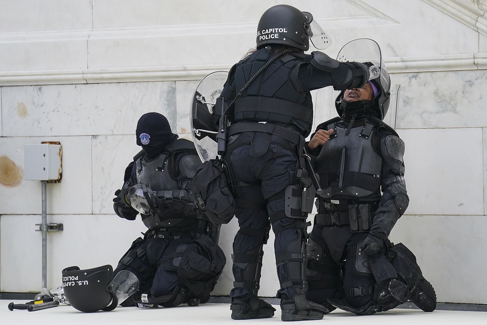 Un oficial de policía tiene los ojos enrojecidos tras un enfrentamiento con manifestantes en el Capitolio de Washington, EE. UU.  6 de enero de 2021