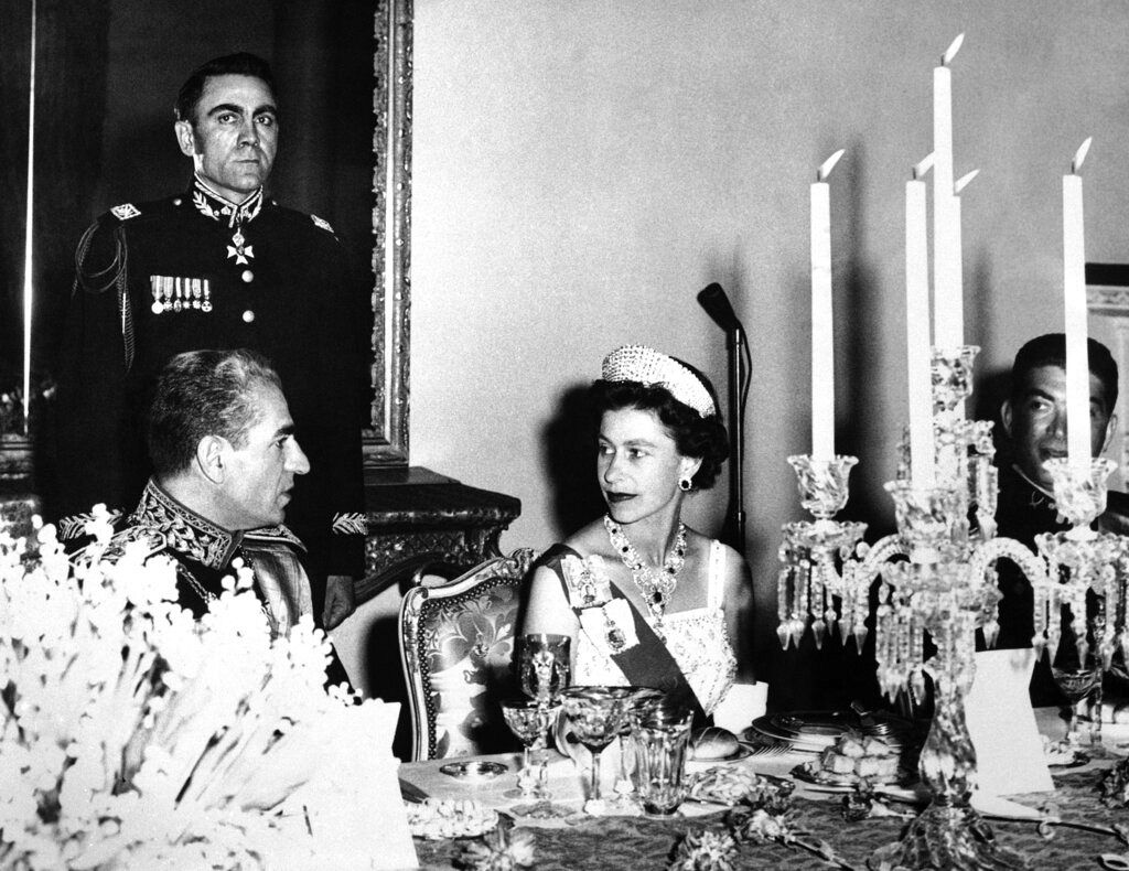 ملکه بریتانیا و شاه ایران در کاخ گلستان (سال 1961)