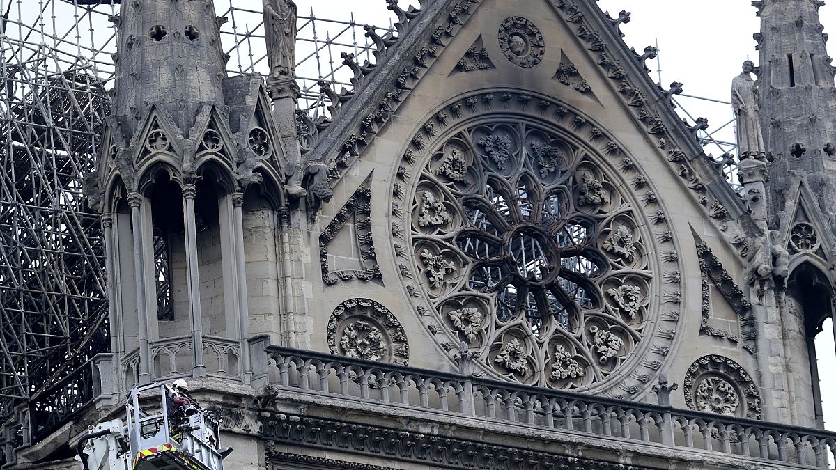 Δωρεές εκατομμυρίων για την αποκατάσταση της Notre Dame