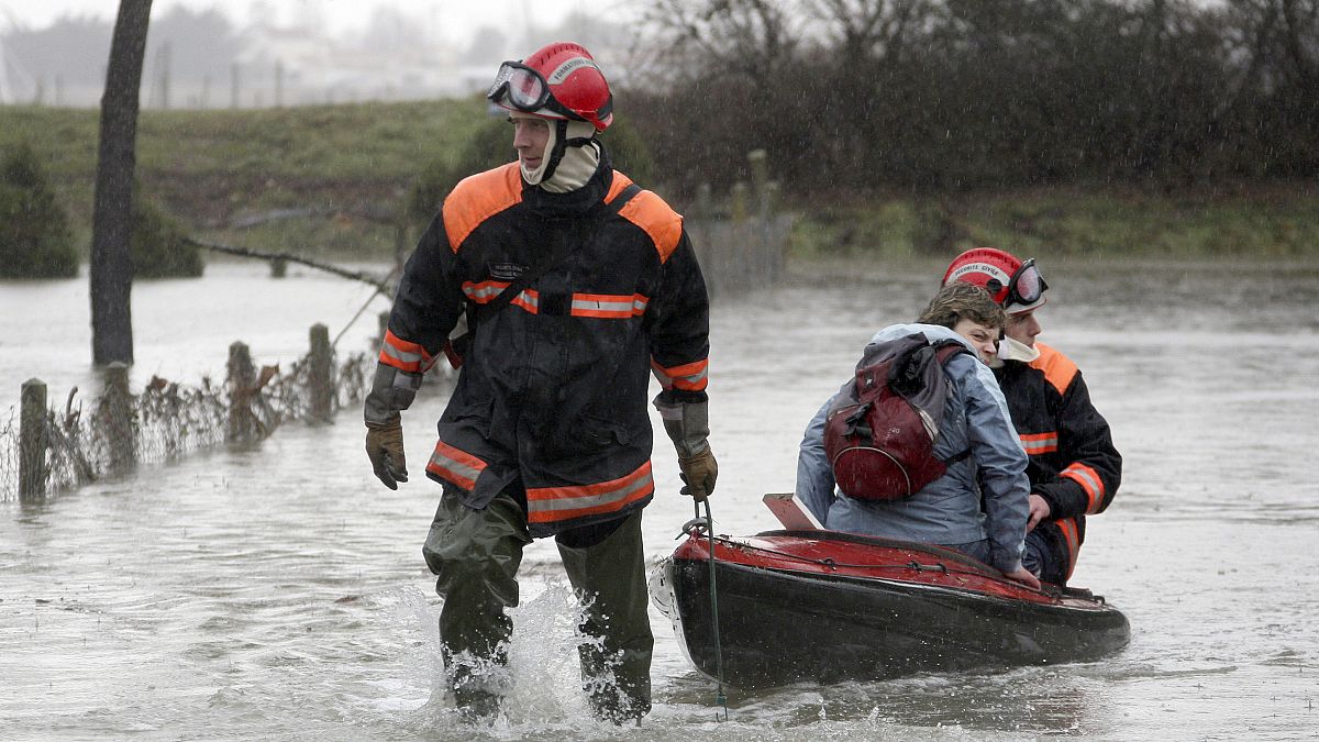 Un habitant de La Faute-sur-Mer, sur la côte atlantique de la France, est évacué par les pompiers à la suite de la tempête Xynthia. 