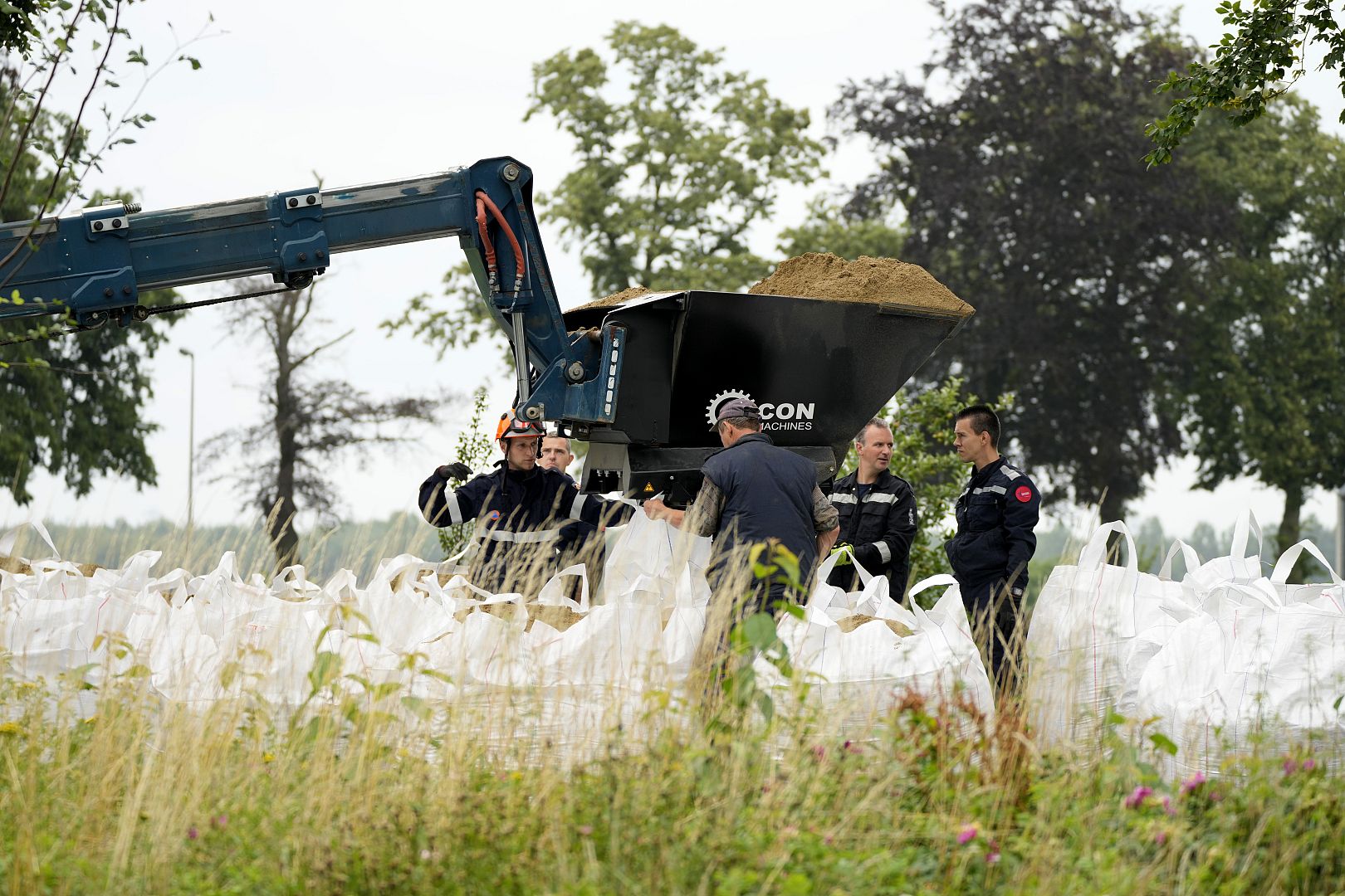 Katastrophenschutz verstärkt Maas-Ufer bei Maaseik in Belgien mit Sandsäcken