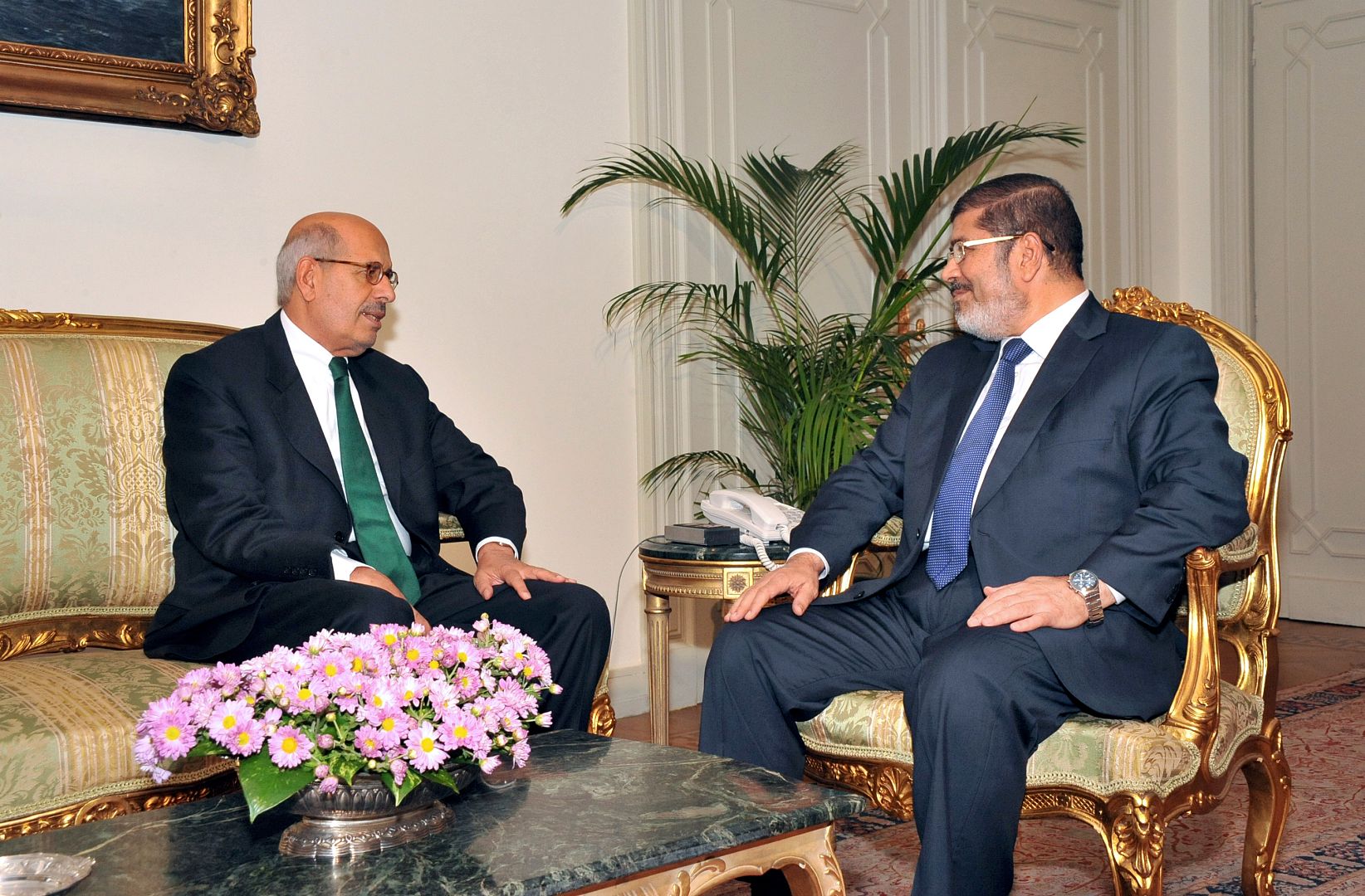 الرئيس المصري السابق محمد مرسي مع محمد البرادعي نوفمبر/ تشرين الثاني 2012