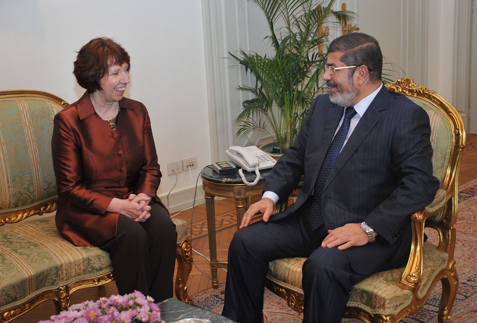 الرئيس المصري السابق محمد مرسي مع كاترين أشتون مسؤولة الأمن والسياسة الخارجية في الاتحاد الأوروبي نوفمبر/تشرين الثاني 2012