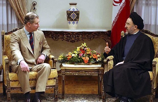دیدار چارلز سوم پیش از رسیدن به سلطنت با محمد خاتمی، رئیس جمهوری وقت ایران. وی برای دیدار از منطقه زلزله‌زده بم به ایران سفر کرده بود. ۲۰ بهمن ۱۳۸۲