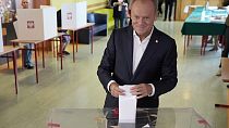 Tusk deposita su voto en la urna