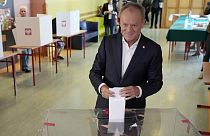 le Premier ministre polonais Donald Tusk vote lors de l'élection européenne